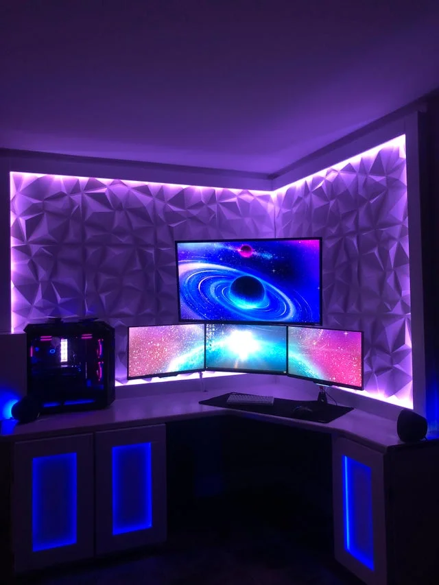 Migliori PC gaming fissi assemblati Migliori PC assemblati da gaming desktop fissi, battlestation con led viola