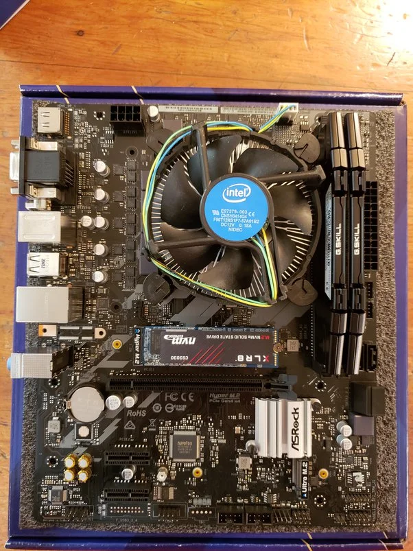 CPU Scheda madre con CPU, dissipatore, RAM e SSD