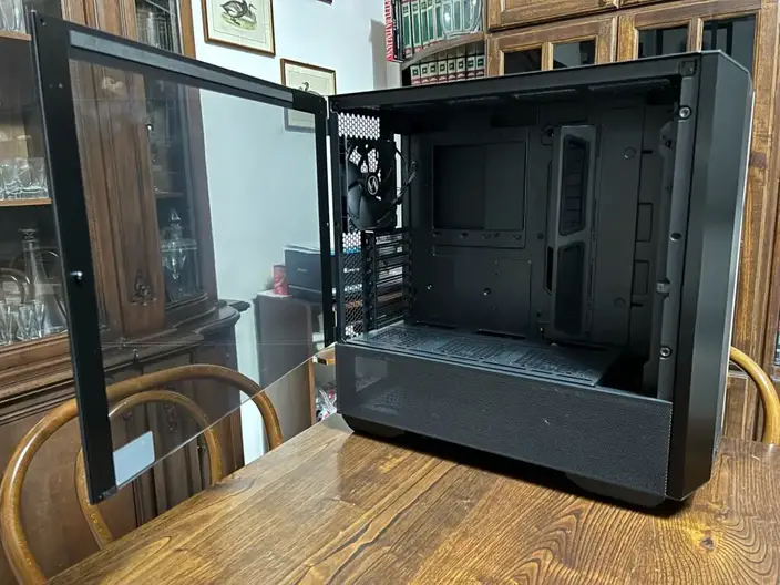 Assemblare PC gaming case aperto