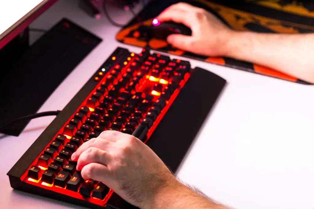 Mouse e tastiera vs controller per gaming la tastiera